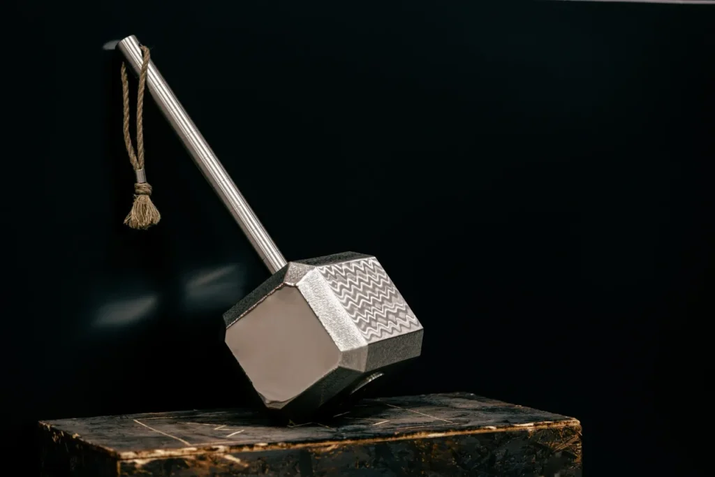 Tors hammer i stål – et symbol på kraft, håndverk og norsk stålkunst.