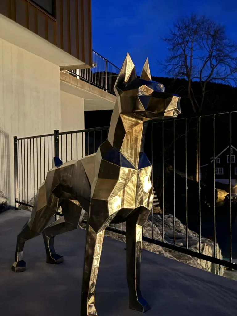 Geometrisk hundeskulptur i stål – lojalitet støpt i metall.